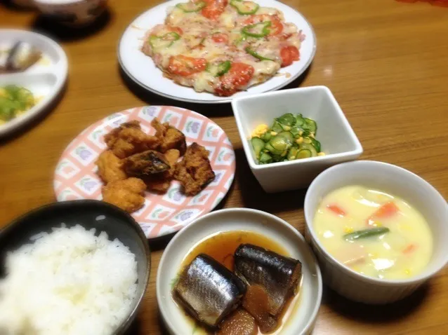 2月22日晩ご飯♪  秋刀魚の柔らか煮、とりと南瓜のセサミ唐揚げ、コーンクリームシチュー、胡瓜の酢の物、餅ピザ|カナエさん