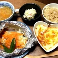 Snapdishの料理写真:2/22・鮭のホイル蒸し・グラタン・さつまいものポテトサラダ・スープ|nanaさん