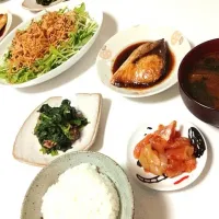 Snapdishの料理写真:ブリの照り焼き•ほうれん草おひたし•水菜のパリパリサラダ•お刺身柚子コショウ和え|aiaiさん