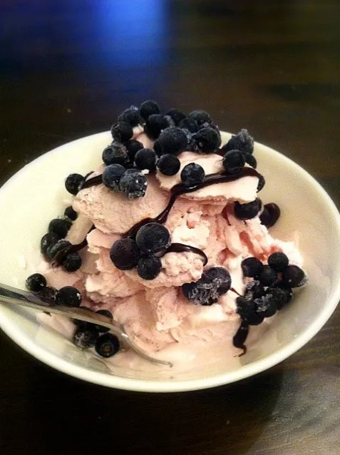 strawberry blueberry yogurt icecream with chocolate sauce n frozen blueberries|keiko mashimaさん