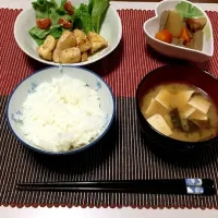 Snapdishの料理写真:鶏むね肉のマスタード焼き＆おでん風煮＆味噌汁|レイリーさん