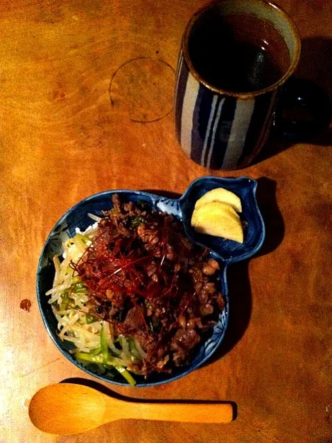 牛肉とセロリのオイスター炒めをご飯に乗せました。|つるたさん