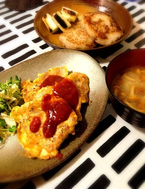 ポークピカタ☆モチモチ蓮根饅頭。カイワレ白菜サラダ,なめこのお味噌汁|mochaさん