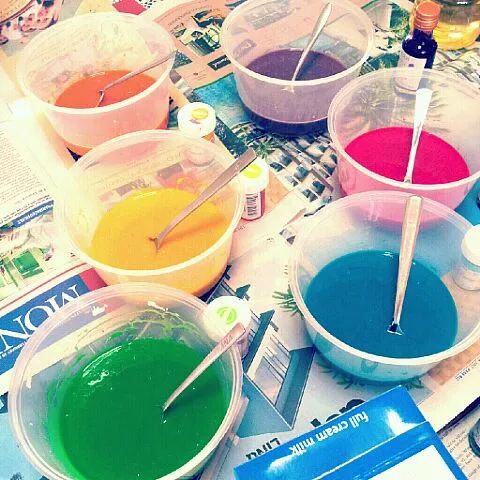 preparing rainbow cupcakes batter|genさん