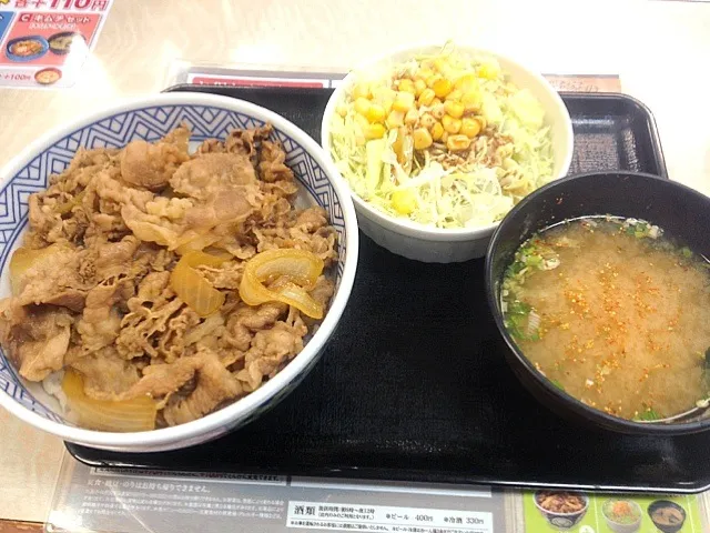 吉野家の牛丼、サラダセット|Johnnyさん