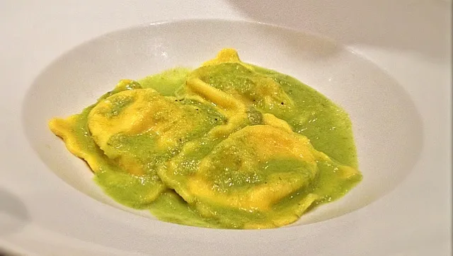 Snapdishの料理写真:Mushroom ravioli with green asparragus sauce and Parmesano cheese|De Pupesさん