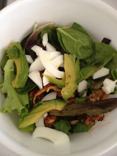 Snapdishの料理写真:Chicken salad w/ egg whites and avocado :)|elaineさん