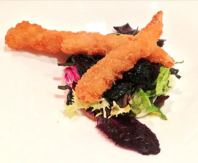 Crispy prawns with seaweed salat.|De Pupesさん