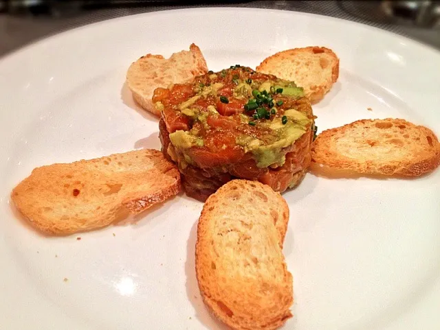 Snapdishの料理写真:Spicy saumon tartar.|De Pupesさん