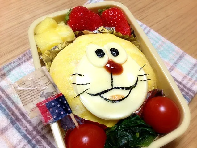 Snapdishの料理写真:小１息子のお弁当☆ドラえもん♪もうすぐ映画公開♪|satomiさん