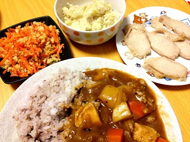 カレー、人参と塩そぼろ炒め、ポテサラ、鶏ハム|ちゅこさん