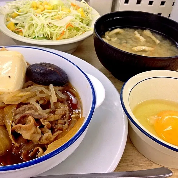 ランチは、すき焼き御前と、生野菜。|Takashi H.さん