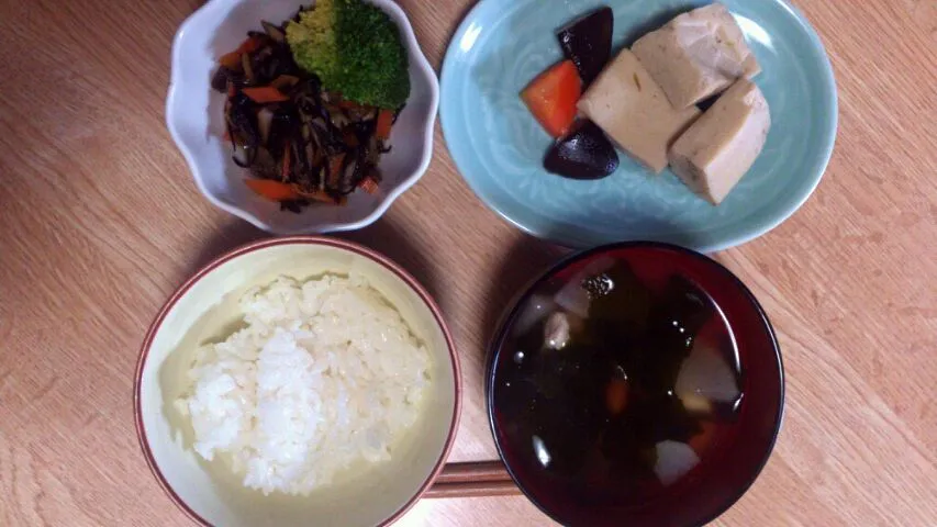 和食風◎ごはん.高野豆腐の煮物.ひじきの炒めもの.ささみと野菜の吸い物(とろみつき;おばあちゃん用)|ぽよぽよさん