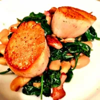 Snapdishの料理写真:Pan-seared Scallops w/ sautéed spinach and cannelloni beans|Jill Churcoさん