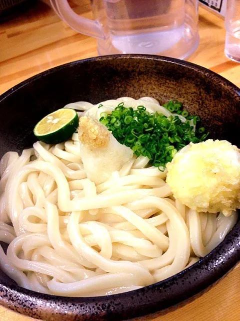 生醤油うどん（温）＆半熟玉子天|まんまんちゃんさん