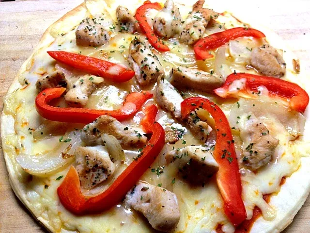 バジルチキン、パプリカ、と甘い玉ねぎピザ ☆ Pizza with basil chicken, red bell pepper, and sautéed onions|madcarさん