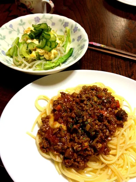 ミートソーススパゲティ★温野菜サラダ꒰ ૢ❛ั◡❛ั ॢ✩꒱|まなさん