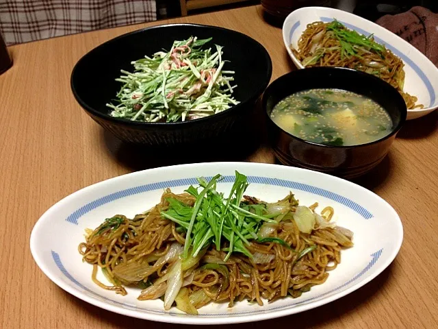 帰って10分ごはん 焼きそばと水菜サラダ|こんこんさん