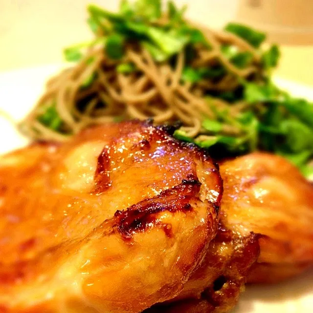 oven-roasted teriyaki chicken thigh with watercress soba salad|vonlohさん