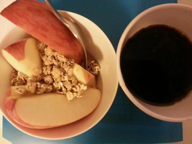 fuji apple with granola and black coffee|helen hanさん