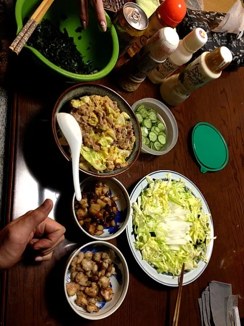 豚の卵とじ丼、大根サラダ、軟骨炒め、椎茸、タケノコの和風炒め。|きよながさん