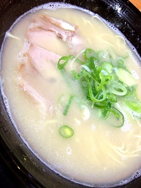 〆は、長浜ラーメン。やっぱ、美味い〜*\(^o^)/*|ハルさん