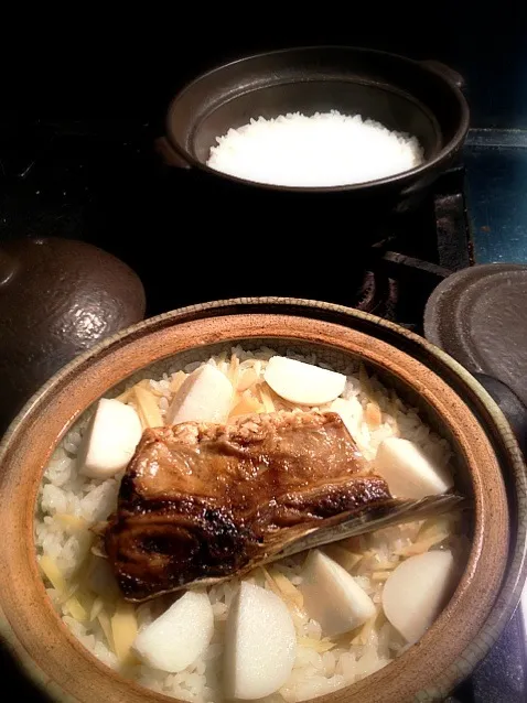 Snapdishの料理写真:氷見鰤塩焼き土鍋御飯🍚|炊かれたいオトコ おこん 小栁津さん