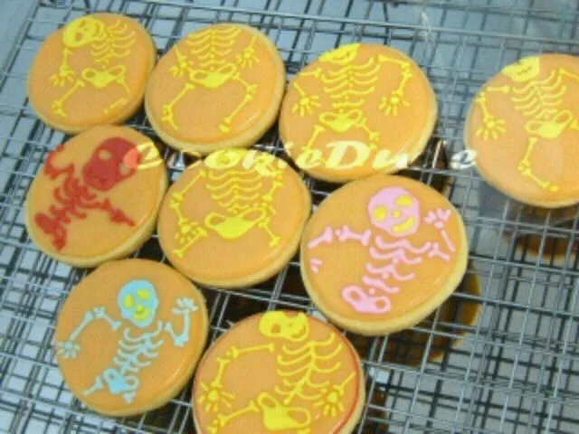 Snapdishの料理写真:skeleton icing cookie|NujCookieDudeさん