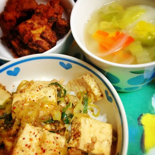 焼豆腐と葱と鶏挽肉の生姜焼き丼(みりんと醤油と生姜)で炒めました。簡単で美味しいよ。旦那さんにはゆず谷村の七味をかけた。あと、冷凍もちもち丸餃子入りスープ。塩麹唐揚げはクイーンズの。|りん蔵さん