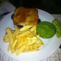 Steak and onion pie with mushy peas.|Diepak Kisoensinghさん