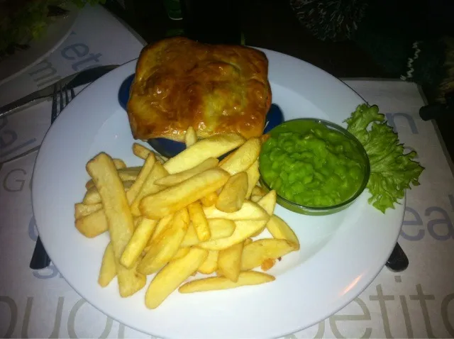 Steak and onion pie with mushy peas.|Diepak Kisoensinghさん