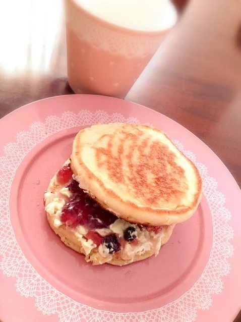 ブルーベリーとクリチのホットケーキサンド💓|ららさん