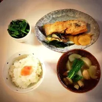 Snapdishの料理写真:子持ちカレイの煮付け、カブと鶏肉のお吸い物、明太子ご飯、ほうれん草の胡麻和え|マメさん