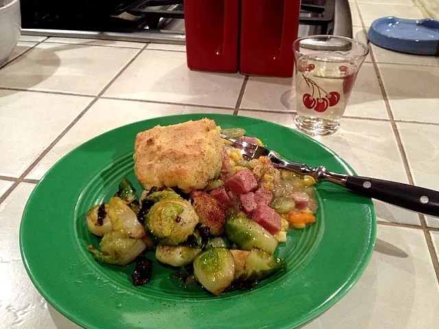 Succotash w/ Cornmeal Biscuits and Maple Roasted Brussel Sprouts|Luci Zoeさん