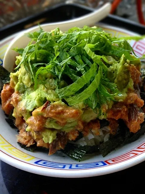 鯖缶とアボカド海苔に大葉でカロリー高い丼(￣▽￣)アボカドには、シークワーサー果汁かけてあるのでサッパリしてるよ。旦那ご飯でした（＾Ｏ＾）|くめさん