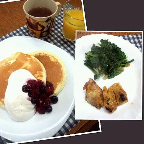 Pancake berry souce, spinach & tandoori chicken|Rogerinaさん