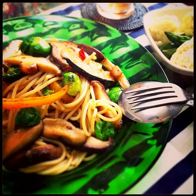 Snapdishの料理写真:今日のトモコンダテは椎茸と芽キャベツとかぼちゃの焼きマリネのパスタ♪|🇯🇵ともこちゃん。さん