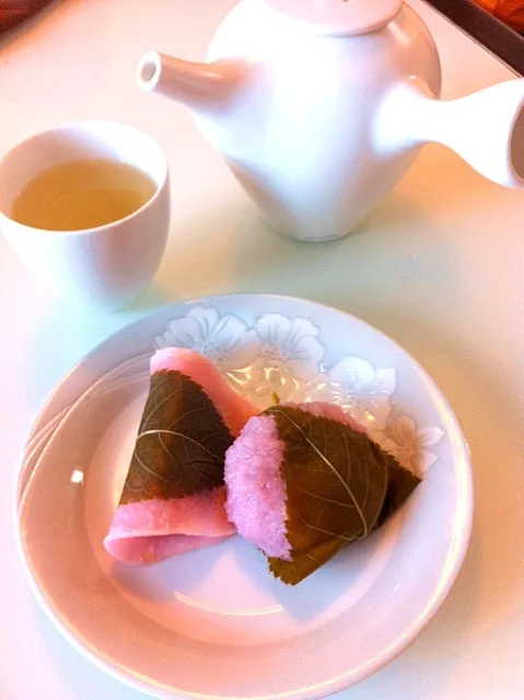 Snapdishの料理写真:🍵Green tea & Sakuramochi 🌸|sirakorn owadaさん