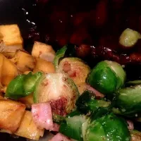 Spare ribs, roasted sweet potatoes and sautéed brussel sprouts.|Melohnie Ballewさん