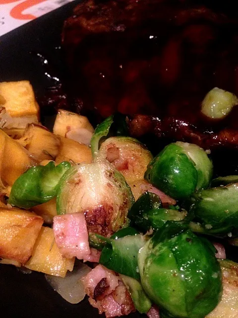 Spare ribs, roasted sweet potatoes and sautéed brussel sprouts.|Melohnie Ballewさん