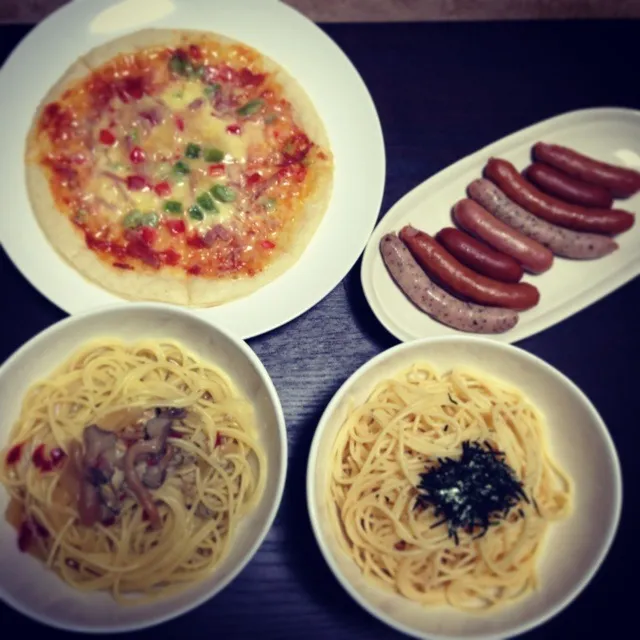 Snapdishの料理写真:あさりのコンソメスープパスタ＋明太子クリームパスタ＋ソーセージ盛り合わせ＋ミックスピザ|halco25さん