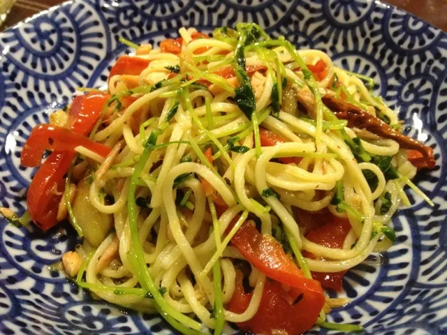 鱒のコンフィと豆苗とパプリカのペペロンチーノ|宮尾益人さん