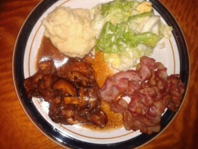 Chicken Chop with Salad, Mashed Potato and Bacon|christopher gohさん