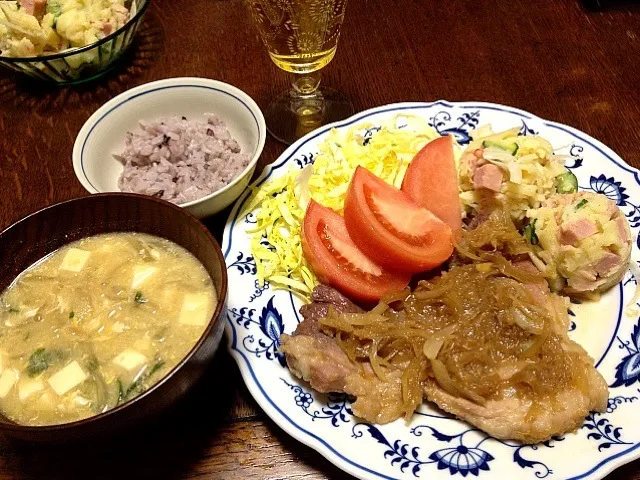 豚の生姜焼き＆ポテトサラダ＆玉ねぎと春菊の味噌汁|やよさん