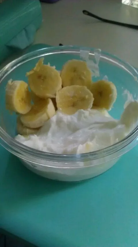 half cup of plain greek yogurt with half a banana|staphanyさん