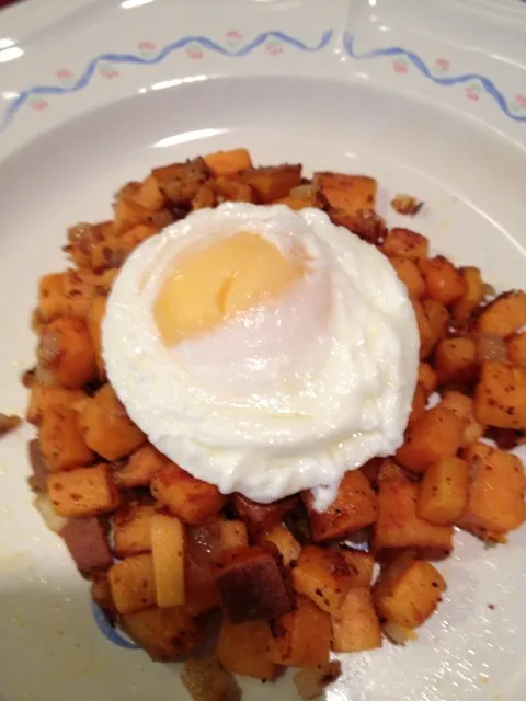 Sweet Potatoes O'Brien with Poached Egg|http://melissasmenu.wordpress.com/さん