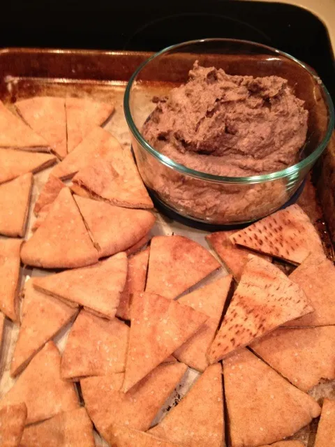 Black Bean Hummus & Toasted Pita Chips|http://melissasmenu.wordpress.com/さん