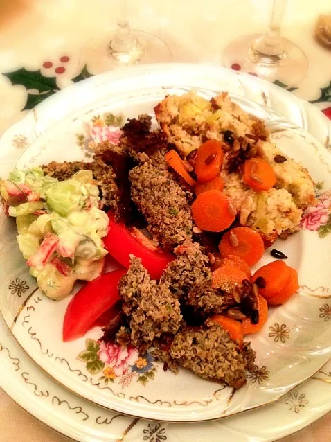 Avocado salad, mushroom veggie Romanian "drob", potato veggie tart, sautéed carrots and fresh tomatoes|georgianaさん