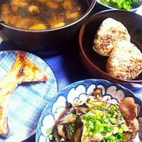 手前から豚肉と茄子の生姜焼き、鮭のカマ、焼おにぎりに雑煮の汁(鶏肉、椎茸、小松菜)|みみちゃんさん