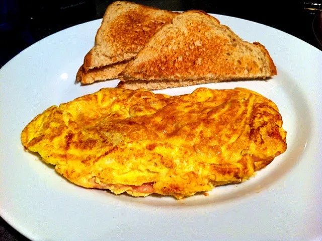 brunch is served: ham and cheese omelette|Abby Macalinoさん